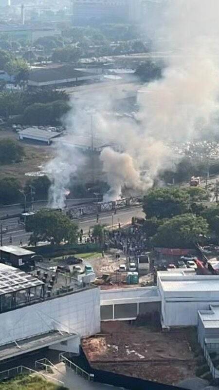 Queda de avião na Zona Oeste de São Paulo, 1,5km de casa. 

Plane crashes 1,5km from our home in the West Zone of São Paulo.

#saopaulo #sãopaulo #sp #essepe #essepê #011 #aviation #aviacao #aviação #gabizilla